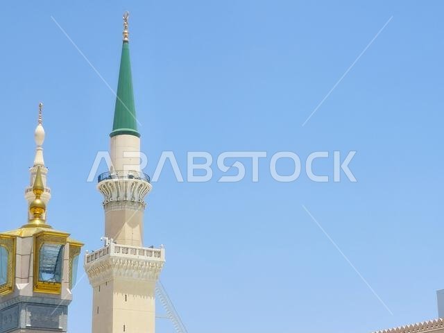 المسجد النبوي، وهو موقع حج رئيسي يقع تحت إشراف خادم الحرمين الشريفين، الثاني