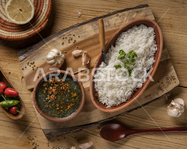 طبق من الملوخية اللذيذ مع الأرز الأبيض، أكلات عربية تقليدية، مأكولات عربية، أطباق شعبية، وصفات وأطباق طعام لذيذة، وجبات الطعام الصحية الشهية، مطاعم شرقية، إيدام أوراق الملوخيه الخضراء، مطاعم للمأكولات العربية الشرقية