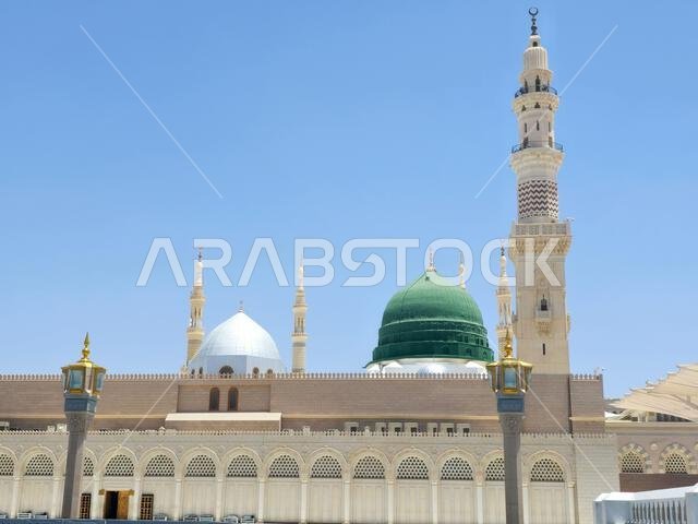 المئذنة والقبة الخضراء للمسجد النبوي، وهو موقع حج رئيسي يقع تحت إشراف حراسة الدولة.