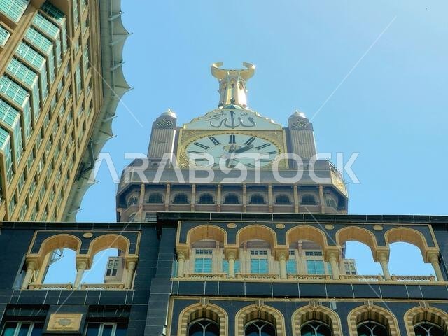 مكة المكرمة، المملكة العربية السعودية، 4 يونيو 2024: أبراج الساعة بالقرب من الكعبة المشرفة، وهو مجمع حكومي يضم سبعة فنادق شاهقة في مكة المكرمة، جزء من مشروع الملك عبد العزيز.