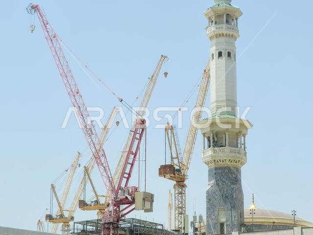 مكة المكرمة، المملكة العربية السعودية، 4 يونيو 2024: مآذن المسجد الحرام المحيطة بالكعبة المشرفة خلال مناسك الحج والعمرة، مع أبراج الرافعات المحيطة بها.