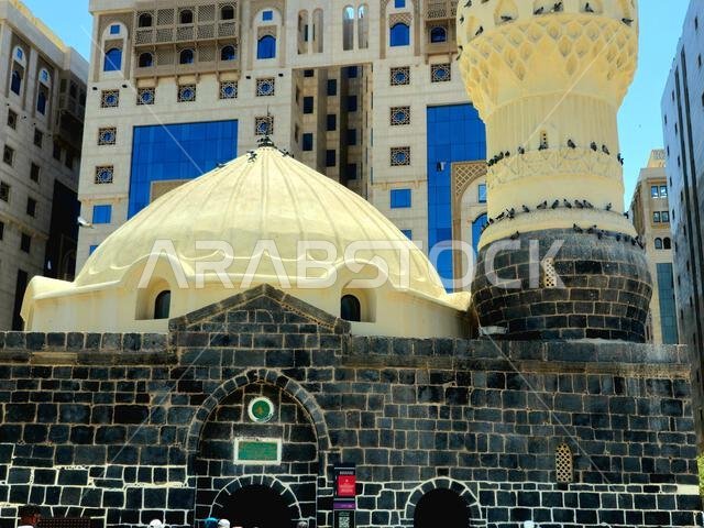 المدينة المنورة، المملكة العربية السعودية، 26 يونيو 2024: قبة مسجد أبي بكر الصديق، أحد أقدم المساجد في المدينة المنورة، ويقع باتجاه