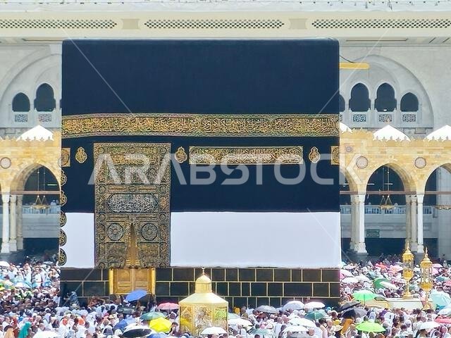 مكة المكرمة، المملكة العربية السعودية، 4 يونيو 2024: الطواف حول الكعبة في الحج، الحج، العمرة، الطواف، الطواف، الطواف حول الكعبة المشرفة سبع مرات