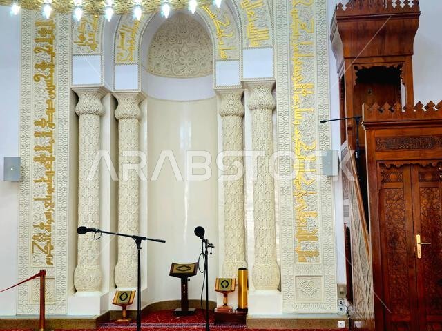 القبلة الجديدة باتجاه الكعبة بعد تغيير اتجاهها من المسجد الأقصى، مسجد القبلتين، يحتوي على محرابين (موضعين يشيران إلى اتجاه الكعبة).
