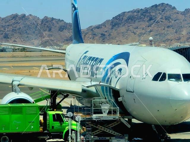 المدينة المنورة، المملكة العربية السعودية، 29 يونيو 2024: طائرة تابعة لمصر للطيران في مطار الأمير محمد بن عبد العزيز الدولي بالمدينة المنورة، والذي يخدم الرحلات الداخلية والإقليمية المدينة المنورة، المملكة العربية السعودية، 29 يونيو 2024: طائرة تابعة لمصر للطيران في مطار الأمير محمد بن عبد العزيز الدولي بالمدينة المنورة، والذي يخدم الرحلات الداخلية والإقليمية