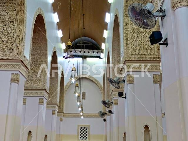 المدينة المنورة، المملكة العربية السعودية، 27 يونيو 2024: مسجد القبلتين، الذي يضم محرابين (مكانين يشيران إلى القبلة) في اتجاهين مختلفين