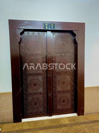 المدينة المنورة، المملكة العربية السعودية، 27 يونيو 2024: مسجد القبلتين، الذي يضم محرابين (مكانين يشيران إلى القبلة) في اتجاهين مختلفين