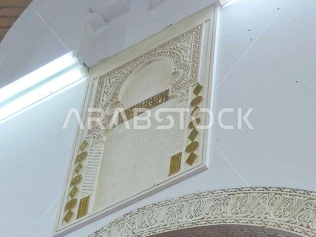 كانت القبلة القديمة باتجاه المسجد الأقصى قبل تغييرها إلى الكعبة، مسجد القبلتين، تحتوي على محرابين (موضعين يشيران إلى اتجاه القبلة).