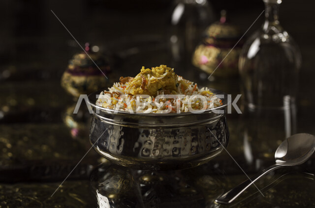 طبق من أرز البرياني اللذيذ مع اللحم، أرز مبهر، أكلات عربية تقليدية، مأكولات عربية، أطباق شعبية، وصفات وأطباق طعام لذيذة، وجبات الطعام الصحية الشهية، مطاعم شرقية، مطاعم للمأكولات العربية الشرقية
