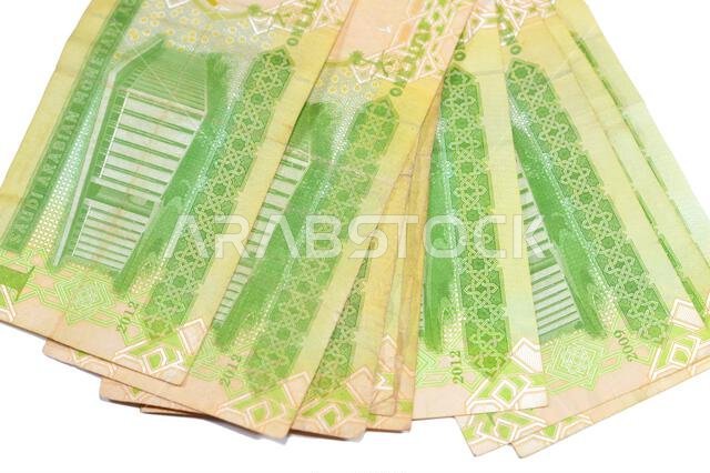 يُظهر الوجه الخلفي للورقة النقدية من فئة ريال سعودي واحد مبنى المقر الرئيسي لمؤسسة النقد العربي السعودي وشعارها.