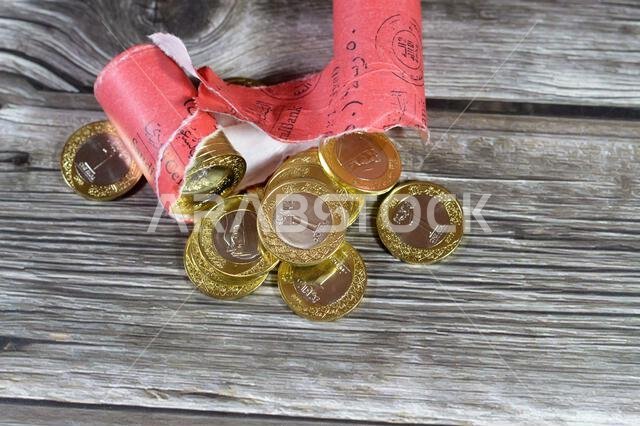 تتميز رزم العملات المعدنية من فئة ريال سعودي واحد بصورة الملك سلمان بن عبد العزيز، مع شعارات النبالة المتعددة داخل الزخارف النباتية، سعود