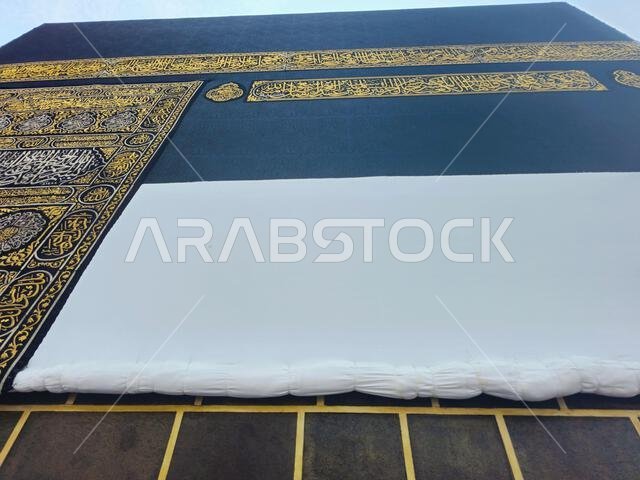 الكعبة المشرفة، وهي بناء حجري يقع في قلب المسجد الحرام، أهم مساجد الإسلام وأقدس مواقعه، هي القبلة، وهي اتجاهها.