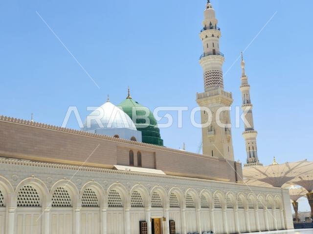 المئذنة والقبة الخضراء للمسجد النبوي، وهو موقع حج رئيسي يقع تحت إشراف حراسة الدولة.