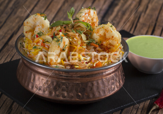 طبق من أرز البرياني اللذيذ مع الجمبري، أرز مبهر، أكلات عربية تقليدية، مأكولات عربية، أطباق شعبية، وصفات وأطباق طعام لذيذة، وجبات الطعام الصحية الشهية، مطاعم شرقية، مطاعم للمأكولات العربية الشرقية