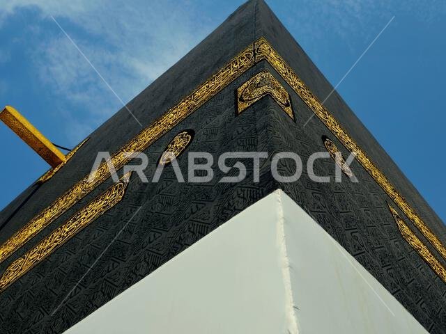 الكعبة في ملابس الإحرام، الكعبة بناء حجري في قلب المسجد الحرام، أهم مساجد الإسلام وأقدس مواقعه، وهو القبلة
