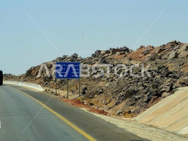 طريق مكة المكرمة والمدينة المنورة، المملكة العربية السعودية، 25 يونيو 2024: لافتات طريق المدينة المنورة وجدة على طريق مكة المكرمة والمدينة المنورة السريع، مفهوم السياحة والحج في المملكة العربية السعودية