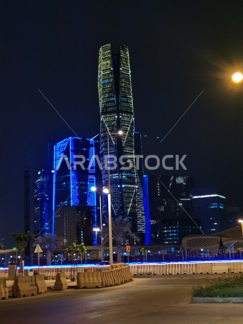 اطلالة ليلية لمركز الملك عبدالله المالي ( كافد ) في الرياض ،جمال ابراج وناطحات السحاب في المملكة العربية السعودية  ، معالم سياحية مشهورة 