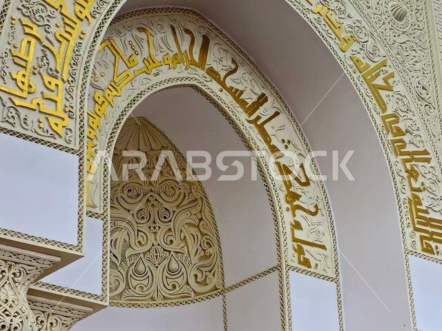 القبلة الجديدة باتجاه الكعبة بعد تغيير اتجاهها من المسجد الأقصى، مسجد القبلتين، يحتوي على محرابين (موضعين يشيران إلى اتجاه الكعبة).