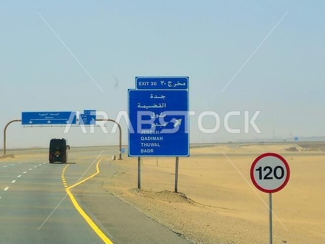 طريق مكة المكرمة - المدينة المنورة، المملكة العربية السعودية، 25 يونيو 2024: لافتة طريق القديمة، جدة، بدر، وثول على طريق مكة المكرمة - المدينة المنورة السريع، مركز السياحة والحج طريق مكة المكرمة - المدينة المنورة، المملكة العربية السعودية، 25 يونيو 2024: لافتة طريق القديمة، جدة، بدر، وثول على طريق مكة المكرمة - المدينة المنورة السريع، مركز السياحة والحج