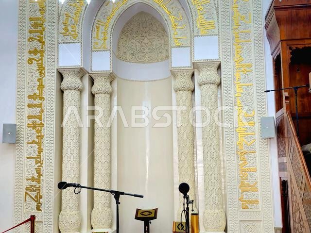المدينة المنورة، المملكة العربية السعودية، 27 يونيو 2024: مسجد القبلتين، الذي يضم محرابين (مكانين يشيران إلى القبلة) في اتجاهين مختلفين