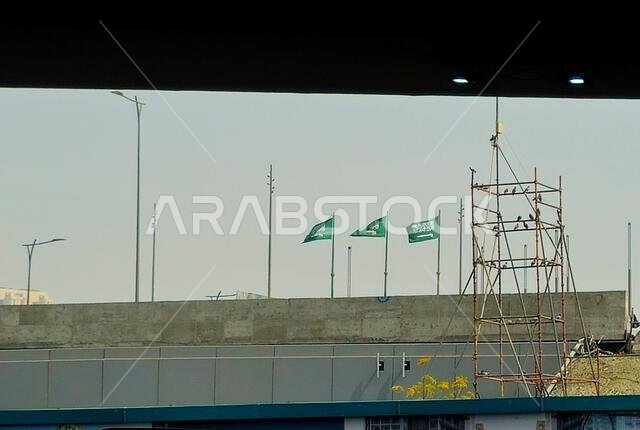 مكة المكرمة، المملكة العربية السعودية، 8 يونيو 2024: أعلام المملكة العربية السعودية ترفرف في شوارع مدينة مكة المكرمة، عاصمة منطقة مكة المكرمة في منطقة الحجاز.