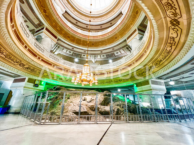 صورة لجبل الصفا في مكة الكرمة ، السعي بين الصفا والمروة ، اداء الفرائض الدينية ، اسلاميات وعبادة ، فريضة الحج ، وقفة عرفة ، العبادة والتقرب إلى الله