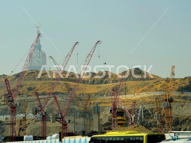 مكة المكرمة، المملكة العربية السعودية، 8 يونيو 2024: مبنى برج الساعة، رافعات موقع البناء، وجبال مكة المكرمة، عاصمة محافظة مكة المكرمة.