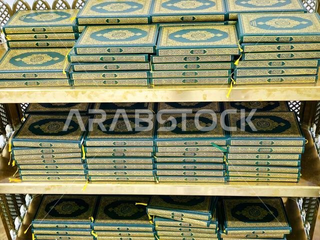 ترجمة النص العربي (القرآن الكريم)، أكوام من المصحف الشريف، القرآن الكريم، داخل المسجد الحرام في مكة المكرمة، (t