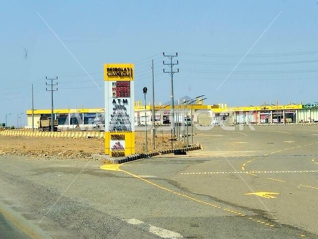 طريق مكة المكرمة - المدينة المنورة، المملكة العربية السعودية، 25 يونيو 2024: محطة وقود بترولات، التي تأسست عام 2014 لدخول السوق السعودي بعد دراسات سوق الوقود و