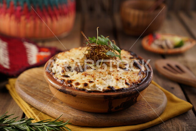 صورة مقربة لطبق مكرونة باشميل، أكلات عربية، مأكولات عربية، أطباق شعبية، وصفات وأطباق طعام لذيذة، وجبات الطعام اللذيذة والشهية، مطاعم شرقية، مكرونة باشميل، مطاعم للمأكولات العربية الشرقية