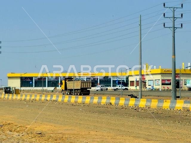 طريق مكة المكرمة - المدينة المنورة، المملكة العربية السعودية، 25 يونيو 2024: محطة وقود بترولات، التي تأسست عام 2014 لدخول السوق السعودي بعد دراسات سوق الوقود و
