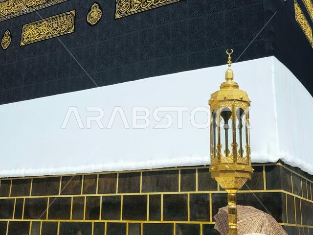الكعبة المشرفة، وهي بناء حجري يقع في قلب المسجد الحرام، أهم مساجد الإسلام وأقدس مواقعه، هي القبلة، وهي اتجاهها.