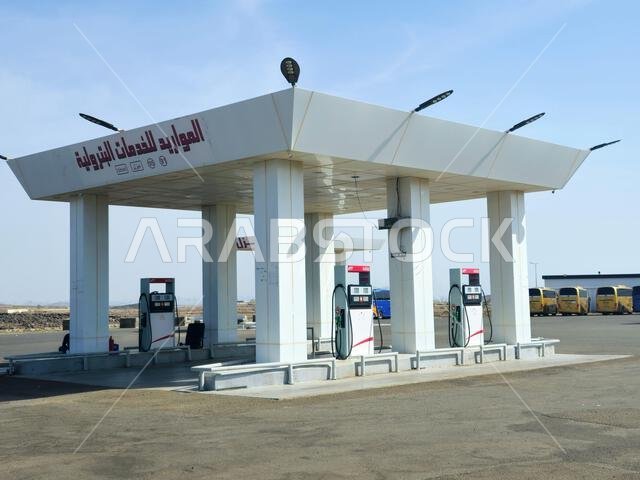 طريق المدينة المنورة، مكة المكرمة، المملكة العربية السعودية، 25 يونيو 2024: محطة وقود الموارد، محطة وقود غاز الموارد، مفهوم تسعير البنزين، شركة موارد للطاقة