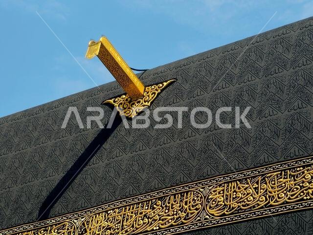 الكعبة المشرفة، وهي بناء حجري يقع في قلب المسجد الحرام، أهم مساجد الإسلام وأقدس مواقعه، هي القبلة، وهي اتجاهها.