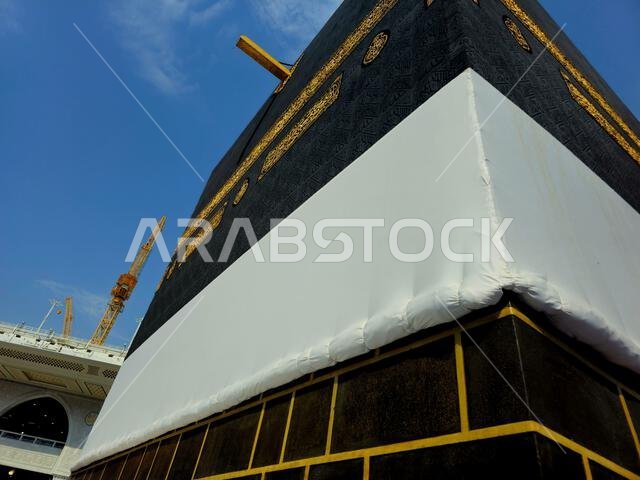 الكعبة في ملابس الإحرام، الكعبة بناء حجري في قلب المسجد الحرام، أهم مساجد الإسلام وأقدس مواقعه، وهو القبلة