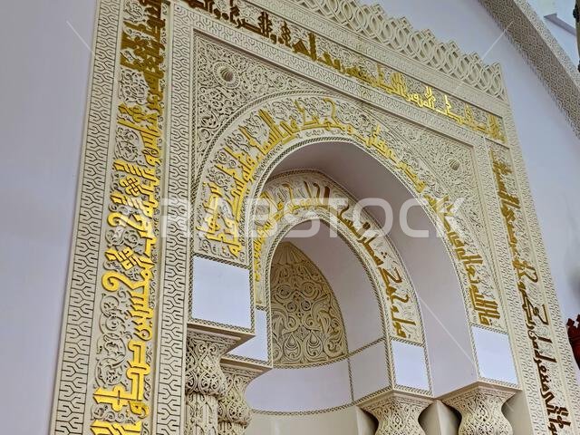 القبلة الجديدة باتجاه الكعبة بعد تغيير اتجاهها من المسجد الأقصى، مسجد القبلتين، يحتوي على محرابين (موضعين يشيران إلى اتجاه الكعبة).