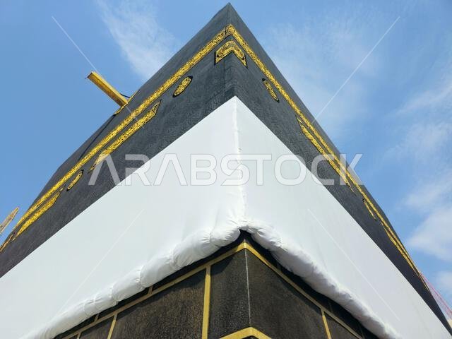 الكعبة في ملابس الإحرام، الكعبة بناء حجري في قلب المسجد الحرام، أهم مساجد الإسلام وأقدس مواقعه، وهو القبلة الكعبة في ملابس الإحرام، الكعبة بناء حجري في قلب المسجد الحرام، أهم مساجد الإسلام وأقدس مواقعه، وهو القبلة