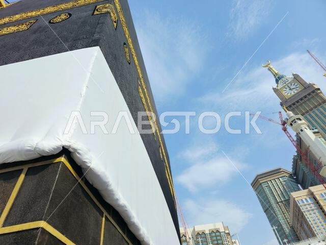 الكعبة المشرفة، وهي بناء حجري يقع في قلب المسجد الحرام، أهم مساجد الإسلام وأقدس مواقعه، في مكة المكرمة، وهي اتجاه القبلة في الصلاة.
