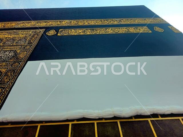 الكعبة في ملابس الإحرام، الكعبة بناء حجري في قلب المسجد الحرام، أهم مساجد الإسلام وأقدس مواقعه، وهو القبلة
