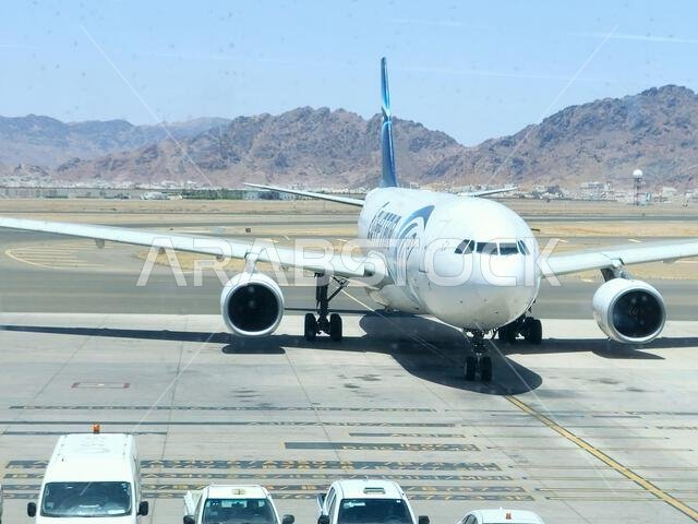 المدينة المنورة، المملكة العربية السعودية، 29 يونيو 2024: طائرة تابعة لمصر للطيران في مطار الأمير محمد بن عبد العزيز الدولي بالمدينة المنورة، والذي يخدم الرحلات الداخلية والإقليمية