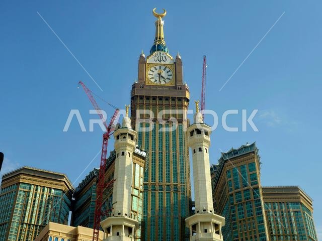 مكة المكرمة، المملكة العربية السعودية، 21 يونيو 2024: أبراج الساعة بالقرب من الكعبة المشرفة، وهو مجمع حكومي يضم سبعة فنادق شاهقة في مكة المكرمة، جزء من مشروع الملك عبد العزيز.