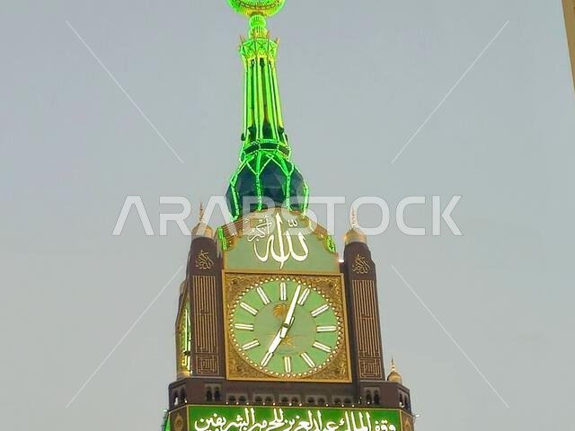 مكة المكرمة، المملكة العربية السعودية، 4 يونيو 2024: أبراج الساعة بالقرب من الكعبة المشرفة، وهو مجمع حكومي يضم سبعة فنادق شاهقة في مكة المكرمة، جزء من مشروع الملك عبد العزيز. مكة المكرمة، المملكة العربية السعودية، 4 يونيو 2024: أبراج الساعة بالقرب من الكعبة المشرفة، وهو مجمع حكومي يضم سبعة فنادق شاهقة في مكة المكرمة، جزء من مشروع الملك عبد العزيز.