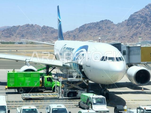 المدينة المنورة، المملكة العربية السعودية، 29 يونيو 2024: طائرة تابعة لمصر للطيران في مطار الأمير محمد بن عبد العزيز الدولي بالمدينة المنورة، والذي يخدم الرحلات الداخلية والإقليمية
