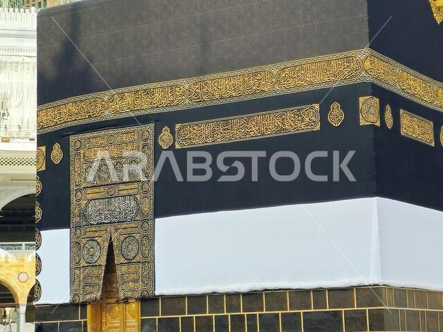 مكة المكرمة، المملكة العربية السعودية، ١٢ يونيو ٢٠٢٤: الكعبة المشرفة مرتديةً كسوة الإحرام، وهي قطعة قماش بيضاء ترمز إلى الإحرام، تُوضع على الكعبة المشرفة في مناسك الحج.