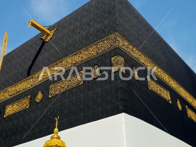 الكعبة في ملابس الإحرام، الكعبة بناء حجري في قلب المسجد الحرام، أهم مساجد الإسلام وأقدس مواقعه، وهو القبلة