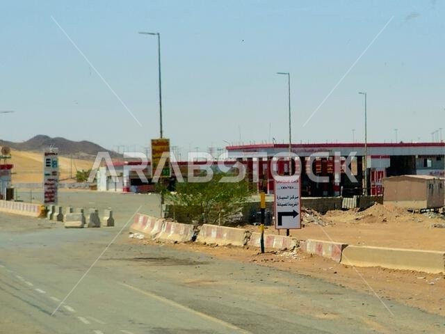 طريق مكة المكرمة - المدينة المنورة، المملكة العربية السعودية، 25 يونيو 2024: محطة وقود، مفهوم سعر البنزين، أسعار الغاز والنفط في المملكة العربية السعودية، التضخم، و...