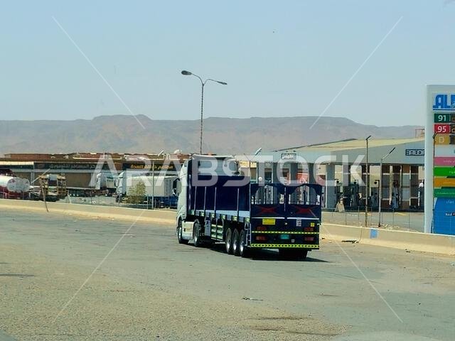 طريق مكة المكرمة - المدينة المنورة، المملكة العربية السعودية، 25 يونيو 2024: محطة وقود، مفهوم سعر البنزين، أسعار الغاز والنفط في المملكة العربية السعودية، التضخم، و...