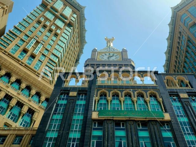 مكة المكرمة، المملكة العربية السعودية، 4 يونيو 2024: أبراج الساعة بالقرب من الكعبة المشرفة، وهو مجمع حكومي يضم سبعة فنادق شاهقة في مكة المكرمة، جزء من مشروع الملك عبد العزيز. مكة المكرمة، المملكة العربية السعودية، 4 يونيو 2024: أبراج الساعة بالقرب من الكعبة المشرفة، وهو مجمع حكومي يضم سبعة فنادق شاهقة في مكة المكرمة، جزء من مشروع الملك عبد العزيز.