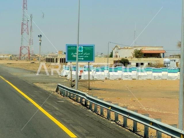 طريق مكة المكرمة والمدينة المنورة، المملكة العربية السعودية، 25 يونيو 2024: الطريق الصحراوي السريع بين مكة المكرمة والمدينة المنورة، مفهوم السياحة والحج في المملكة العربية السعودية