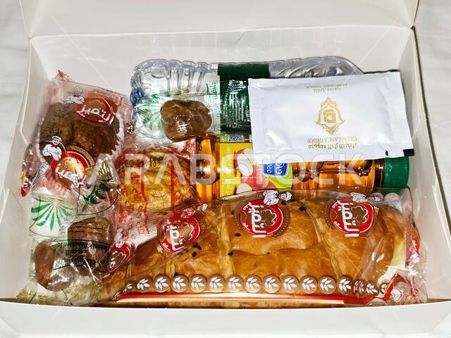 مكة المكرمة، المملكة العربية السعودية، 4 يونيو 2024: وجبات خفيفة سريعة للحجاج، وجبات خفيفة ووجبات مجانية خلال موسم الحج في مدينة مكة المكرمة، عروض وجبات سريعة